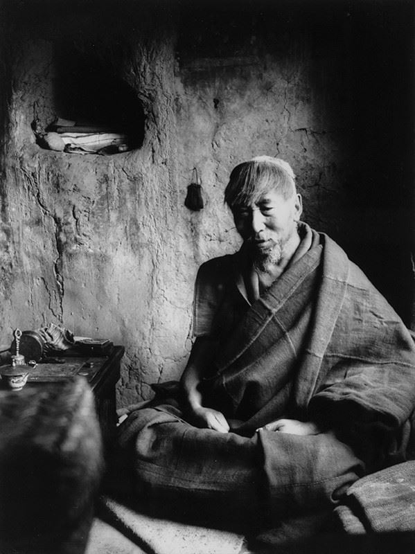 Fosco Maraini : L'eremita Tsampa-Tendar nella sua cella sul monte Ship-ta nei pressi di Gyantse, Tibet, agosto 1937  - Auction Arte orientale - I - Galleria Pananti Casa d'Aste