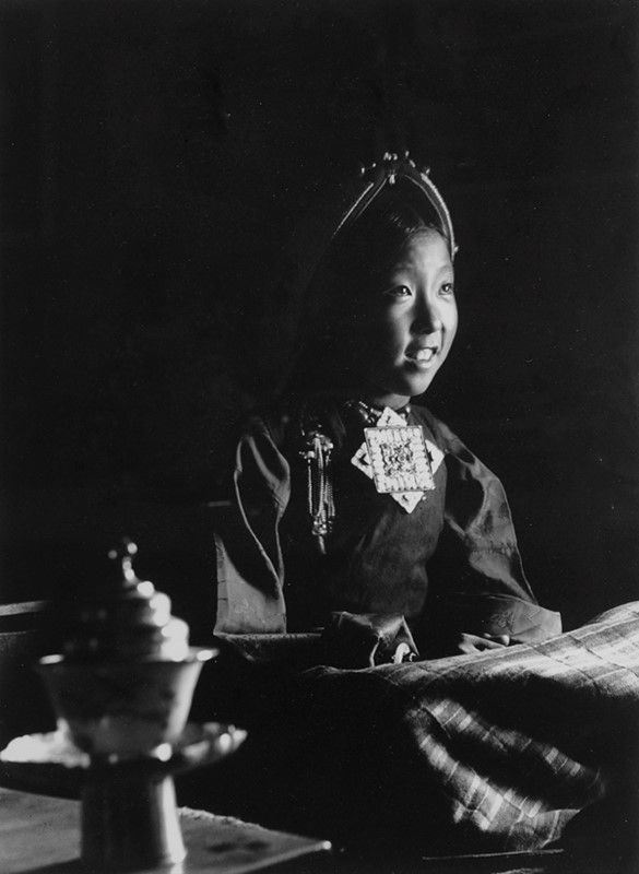 Fosco Maraini : Nyima Oser,  la figlia dodicenne del medico di Gyantse, Tibet, luglio 1937  - Auction Arte orientale - I - Galleria Pananti Casa d'Aste