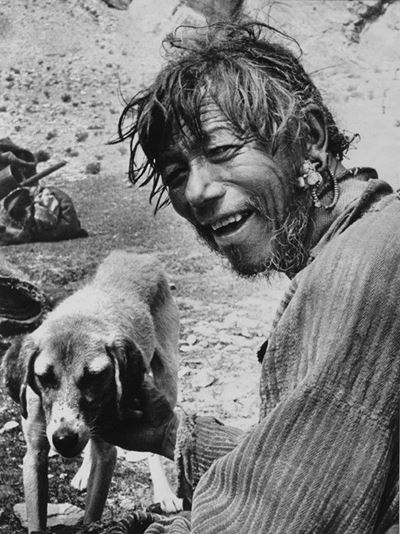 Nomade ("drok-pa") Col Suo Cane nelle Vicinanze di Kalashar, Tibet, Giugno 1937