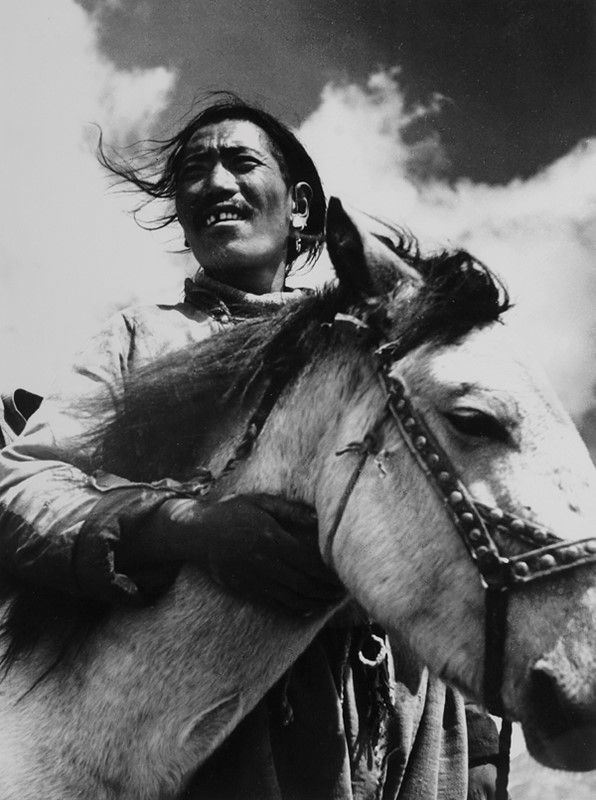 Fosco Maraini : Mulattiere col suo animale, nei pressi di Tuna, tra Gyantse e Phari-dzong, Tibet, giugno 1937  - Asta Arte orientale - I - Galleria Pananti Casa d'Aste