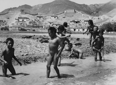 Campagna di Gyantse: Ragazzi al Bagno nei Canali di Irrigazione, Tibet, Agosto 1937