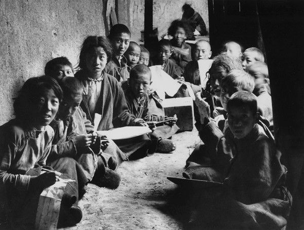 Fosco Maraini : A scuola a Gyantse, Tibet, agosto 1937  - Asta Arte orientale - I - Galleria Pananti Casa d'Aste