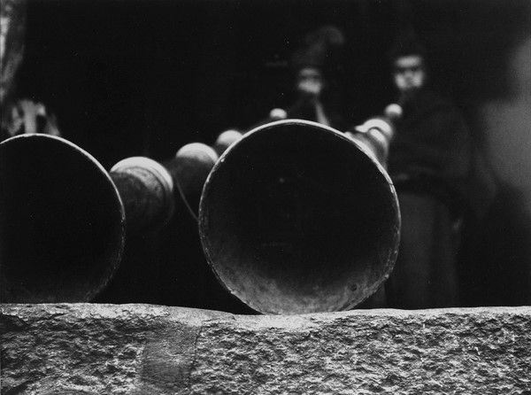 Fosco Maraini : Suonatori di &quot;dung-chen&quot; in Valle di Chumbi, Tibet, maggio 1948  - Auction Arte orientale - I - Galleria Pananti Casa d'Aste