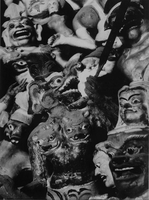 Fosco Maraini : Particolare della cappella della ?Tentazione del Buddha? nel monastero di Kiangphu, situato nei pressi di Samada, tra Phari e Gyantse, Tibet, settembre 1937  - Auction Arte orientale - I - Galleria Pananti Casa d'Aste
