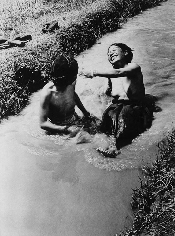 Fosco Maraini : Bagno estivo nella canaletta di irrigazione nella campagna di Gyantse, Tibet, agosto 1937  - Asta Arte orientale - I - Galleria Pananti Casa d'Aste