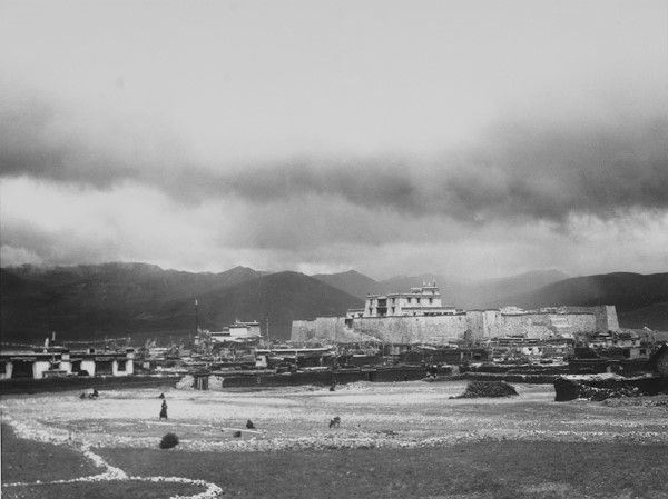 Fosco Maraini : Il forte di Phari-dzong, Tibet, giugno 1937  - Auction Arte orientale - I - Galleria Pananti Casa d'Aste