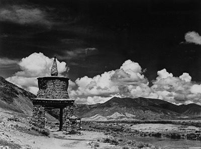 "chorten" a Forma di Porta, sulla Strada fra Samada e Gyantse, Tibet, Giugno 1937