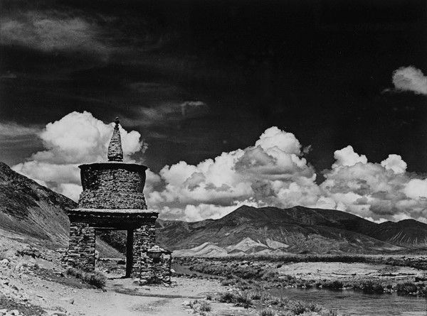 Fosco Maraini : &quot;Chorten&quot; a forma di porta, sulla strada fra Samada e Gyantse, Tibet, giugno 1937  - Asta Arte orientale - I - Galleria Pananti Casa d'Aste