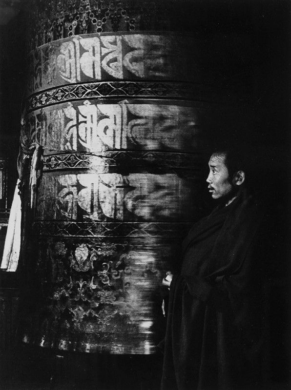 Fosco Maraini - Monaco che fa ruotare un grande cilindro contenente miriadi di preghiere e formule sacre, monastero Palkhor Choide a Gyantse, Tibet, luglio 1937