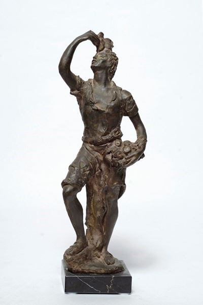Giovane con Cesto di Frutta