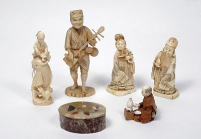 Gruppo di 5 Sculture e 1 Scatolina