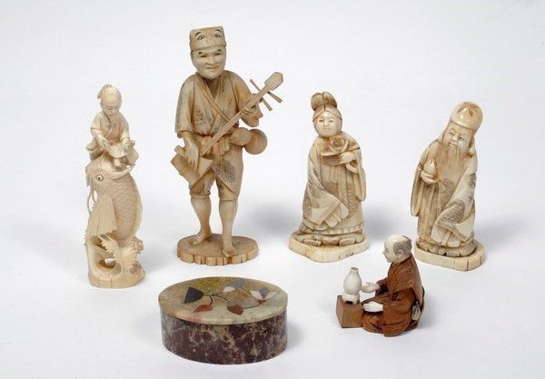 Gruppo di 5 Sculture e 1 Scatolina