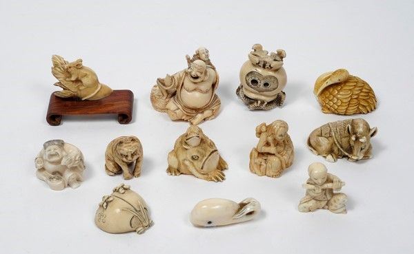 Gruppo di 12 Sculturine