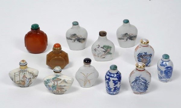 Gruppo di dodici snuff bottles