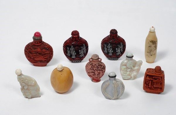 Gruppo di dieci snuff bottles