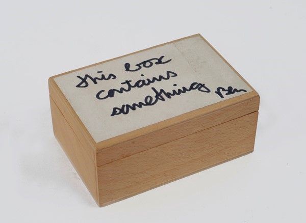 Ben Vautier : This box contains something  - Scatola in legno, cotone e carta - Asta Arte moderna e contemporanea, Grafica ed edizioni - Galleria Pananti Casa d'Aste