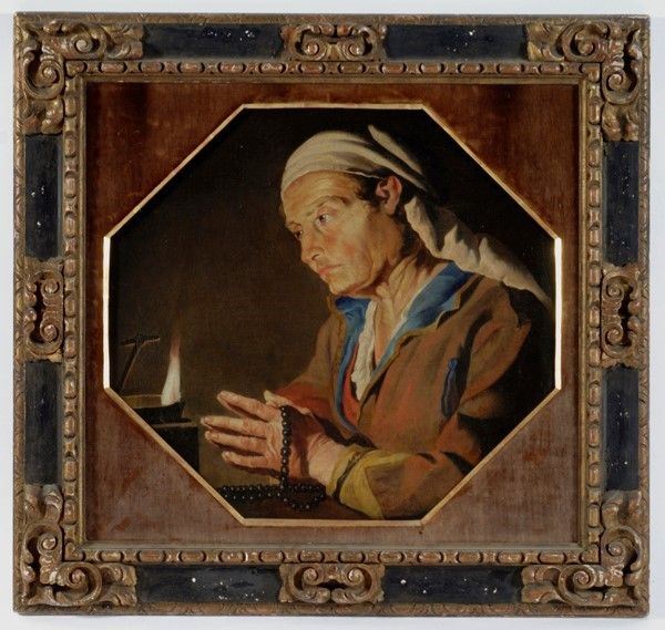 Matthias Stomer - Donna anziana col capo coperto in orazione difronte a una &quot;luma&quot;