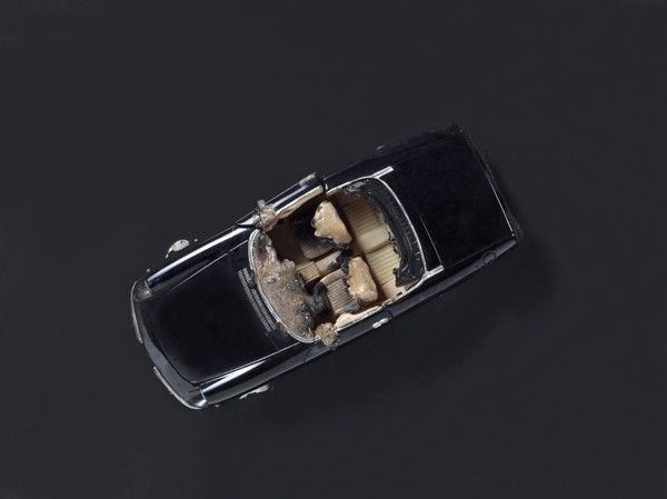 Bernard Aubertin : Senza titolo  (2010)  - Combustione su modellino di macchina e tavola - Auction Arte moderna e contemporanea, Grafica ed edizioni - Galleria Pananti Casa d'Aste
