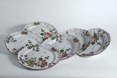 Maiolica pesarese, Sei piatti decorati con motivi floreali, fine XVIII secolo
