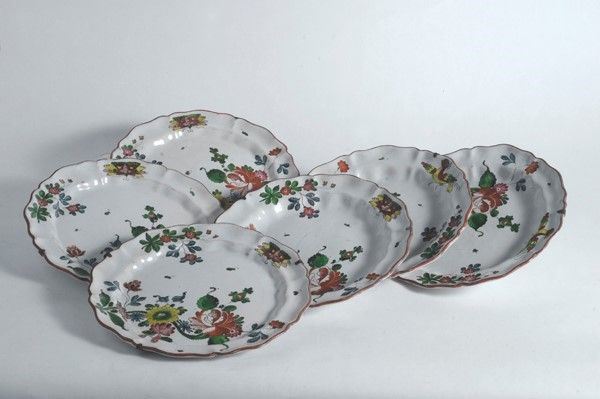 Sei piatti, maiolica policroma con decori floreali, Pesaro, fine XVIII secolo