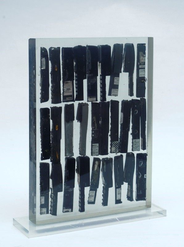 Fernandez Arman : Frammentazione di cellulari  - Pressofusione in plexiglass - Asta Arte moderna e contemporanea - Galleria Pananti Casa d'Aste