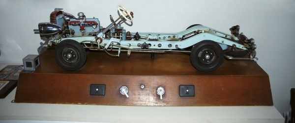 Modello auto sezionato per autoscuole