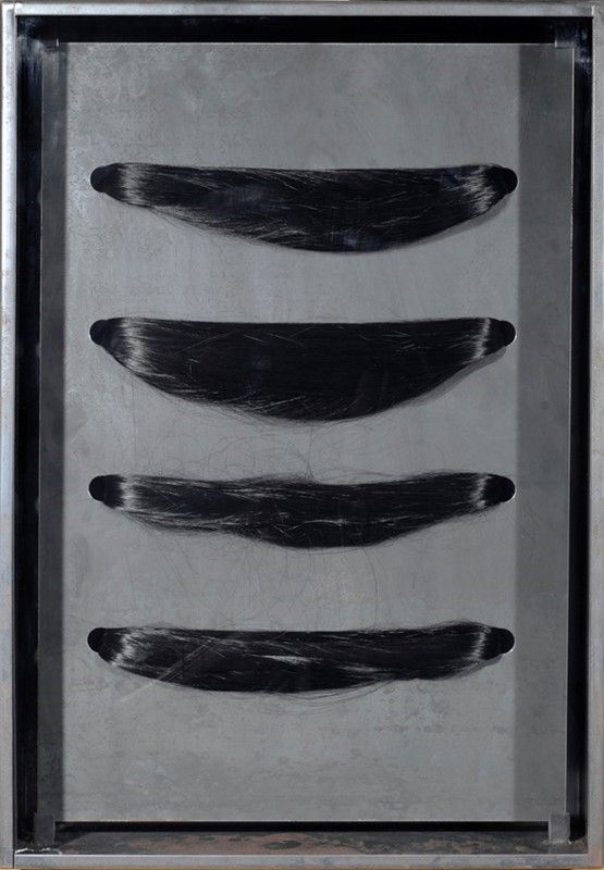 Jannis Kounellis : Senza titolo  (2004)  - Teca in metallo e capelli - Asta Arte Moderna e Contemporanea - Galleria Pananti Casa d'Aste