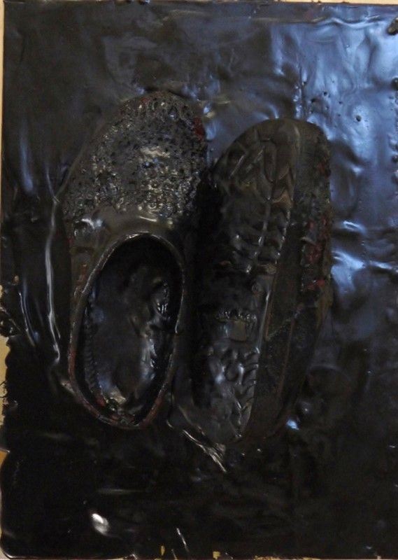Bruno Ceccobelli : Primavere arabe  (2014)  - Bitume su lastra di ferro, zincato e sandali - Asta Arte di ricerca per la ricerca - Galleria Pananti Casa d'Aste