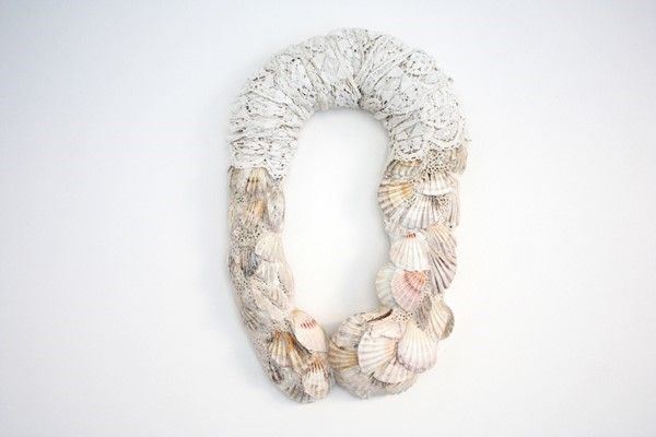 Arianna Giorgi : Abbraccio  (2006)  - Gesso, ferro, conchiglie, tessuto - Auction Arte di ricerca per la ricerca - Galleria Pananti Casa d'Aste
