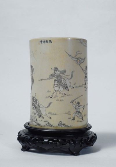 Portapennelli, avorio inciso con scene di guerra, Cina, inizio XX secolo