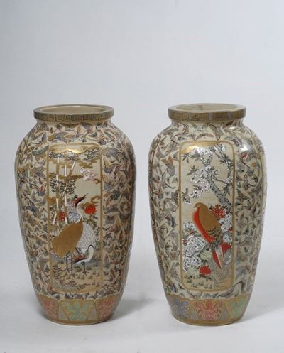 Giappone, Coppia di grandi vasi in ceramica decorati con motivi di farfalle e pannelli floreali e...
