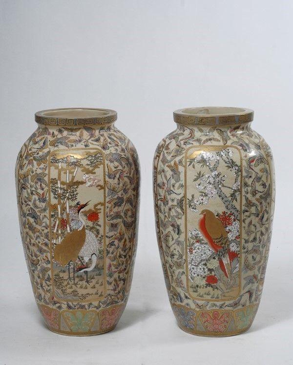 Giappone, Coppia di vasi in ceramica con decorazione a farfalle e motivi floreali