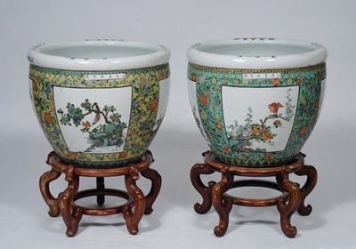 Cina, Coppia di grandi cachepot in porcellana con decoro di fiori e uccelli