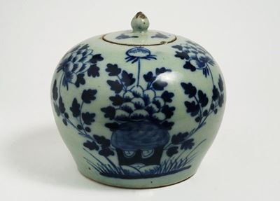 Vaso con coperchio, invetriatura celadon e decoro blu, Cina XX secolo