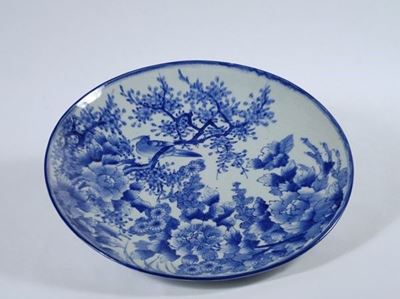 Giappone, Grande piatto in porcellana bianco e blu decorato con fiori e uccelli, periodo Meiji