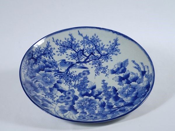 Piatto decorato in porcellana bianco e blu, Giappone, periodo Meiji