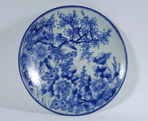 Piatto decorato in porcellana bianco e blu, Giappone, periodo Meiji
