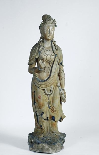 Scultura di Guanyin, biscuit dipinto, Cina XIX secolo