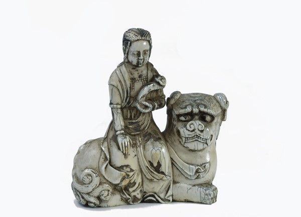 Guanyin, Statua seduta su cane di Pho in avorio