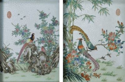 Placche in porcellana policroma con decoro di fiori e uccelli, Cina XX secolo