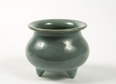 Brucia profumi, porcellana Celadon su tre piedini, Cina, fine XIX secolo