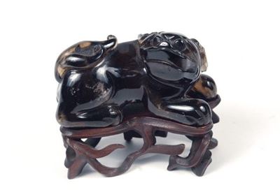 Cane di Pho, scultura in agata con base in legno, Cina, XIX secolo