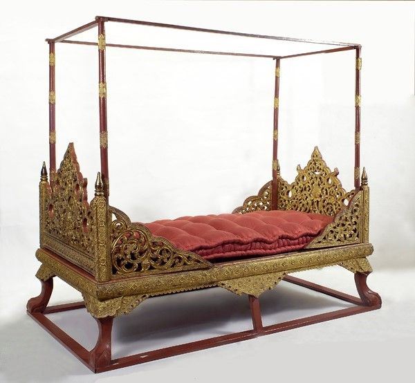 Letto a baldacchino in legno dipinto e dorato, Birmania XIX secolo