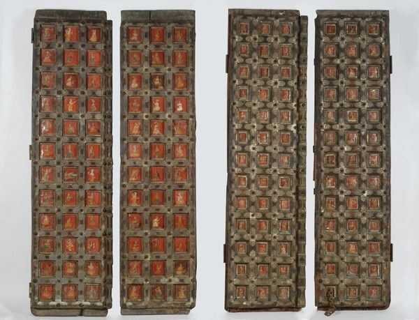 Arte indiana, Quattro ante in legno e metallo con inserzioni in tessuto dipinto