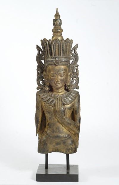 Scultore birmano del XX secolo, Budda intagliato in legno dorato con inserti in vetro