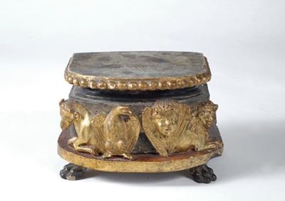 Base in legno intagliato e dorato con simboli degli Evangelisti, fine XVIII secolo