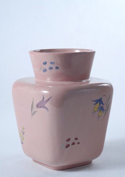 Cantagalli, Vaso in ceramica rosa con decorazioni floreali