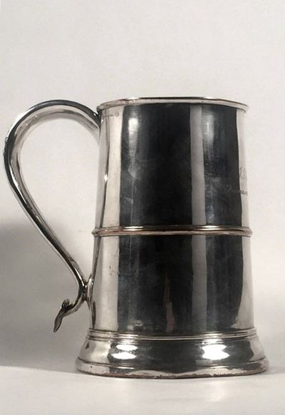 Boccale, Sheffield, circa 1760, con incisione commemorativa 'JJ. Cuff/ Freemason's Tavern'