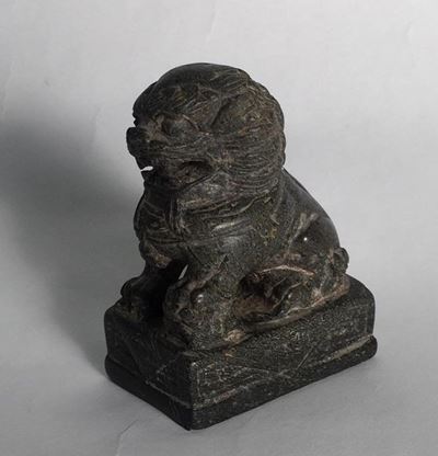 Cane di Pho, pietra intagliata e incisa, Cina, dinastia Qing, cm. 9