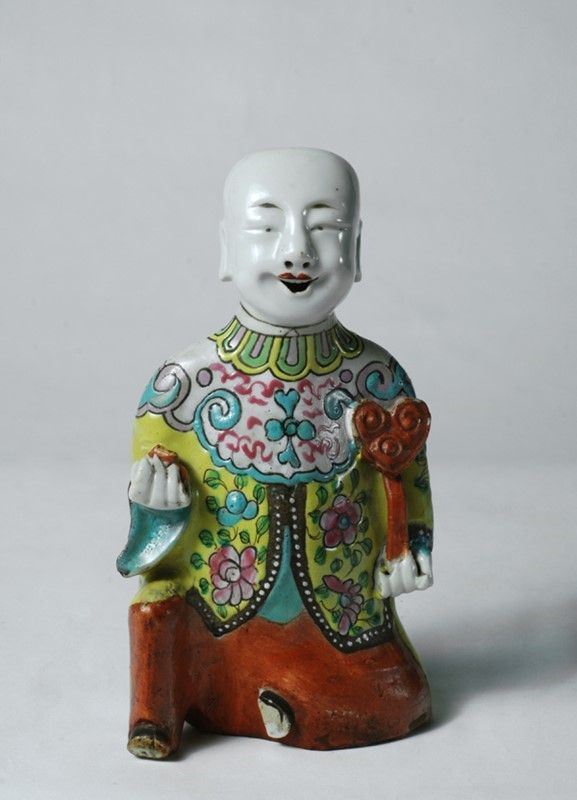Figura di dignitario seduto